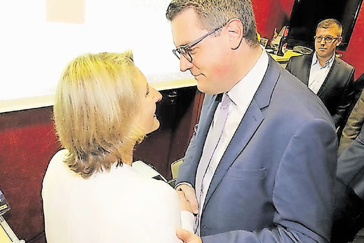 Fairness auch nach Verkündigung des vorläufigen Endergebnisses: Die unterlegene Daniela Jansen gratuliert dem zukünftigen Städteregionsrat Tim Grüttemeier zu seinem Sieg in der Stichwahl. Foto: Ralf Roeger