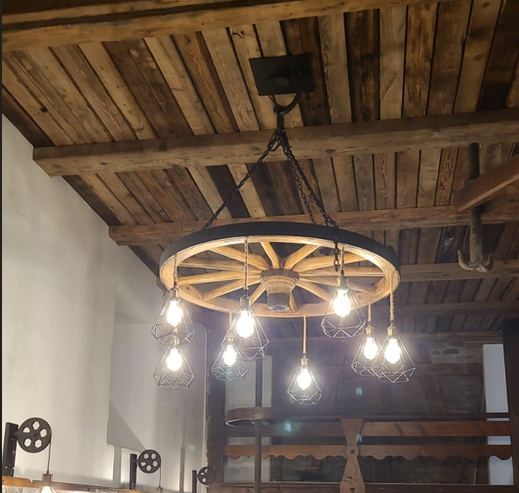 Rustikaler Kronleuchter aus Holz