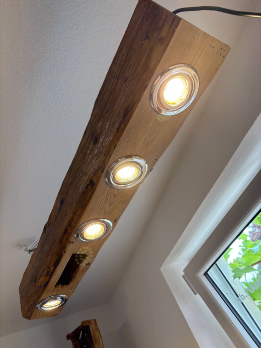 Handgefertigte rustikale Lampe aus Altholz / Balkenlampe