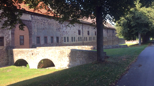 Vorbei mit dem Rad an der Domäne von Schloss Corvey