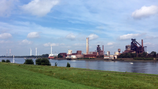 In Bremen-Seehausen, Blick auf den Industriehafen