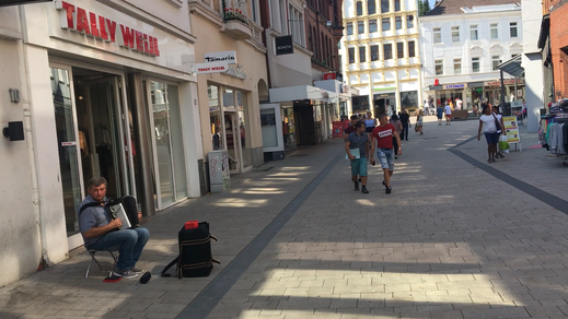 Blick durch die Scharn zum Markt