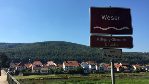 Blick über die Brücke nach Gieselwerder