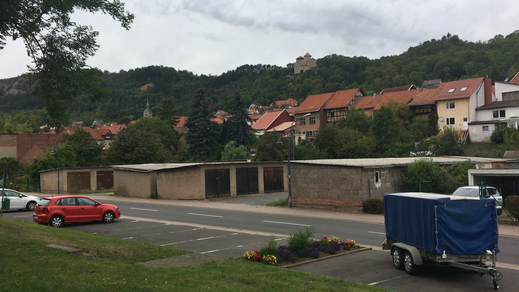Oben auf dem Berg die Burg Normannstein