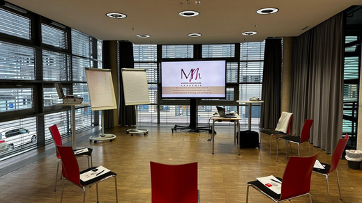 Seminarraum mit Stuhlkreis und Flipcharts für eine Organisationsentwicklungsmaßnahme – ideal für Wertearbeit, Kulturprozesse und HR-Diagnostik.