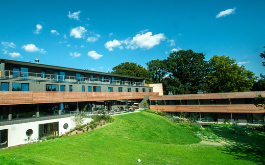Das Bild zeigt den Außenbereich vom Hotel Strandkind.
