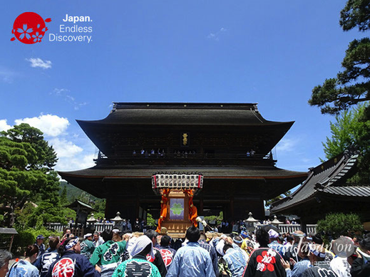 2008年から,善光寺表参道夏祭り,歩行者天国になり,山門,みこし,歌,踊り,ステージショー,マーチングバンド