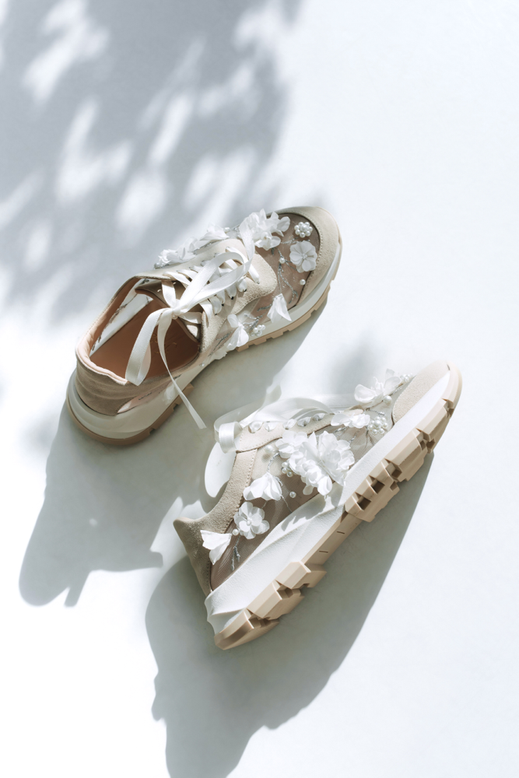Bequeme Brautschuhe Berlin, Braut Sneaker mit 3D Blumen aus echten Leder bei Anactacia Berlin Brautmoden,