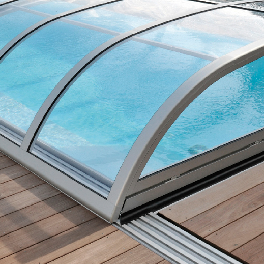 Eine geschlossene Softlineüberdachung S2 von Aura mit Polycarbonat Kunststoffscheiben.