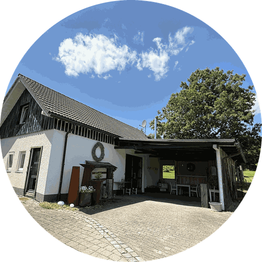 Außenansicht des Ferienhauses "Alter Pferdestall" in Erndtebrück-Ludwigseck bei sonnigem Wetter
