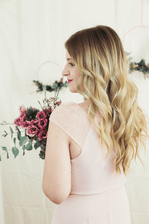 Bild: Brautstyling in Köln, Tipps für das Brautmake-Up, Inspiration für die Brautfrisur, finde Ideen für das Brautstyling, NRW, gefunden auf philosophylove.de aus Düsseldorf, Trauredner Düsseldorf, Trauteam, Traurednerin, Philosophy Love, Freie Trauung,