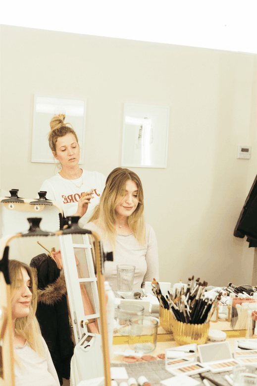 Bild: Brautstyling in Köln, Tipps für das Brautmake-Up, Inspiration für die Brautfrisur, finde Ideen für das Brautstyling, NRW, gefunden auf philosophylove.de aus Düsseldorf, Trauredner Düsseldorf, Trauteam, Traurednerin, Philosophy Love, Freie Trauung,