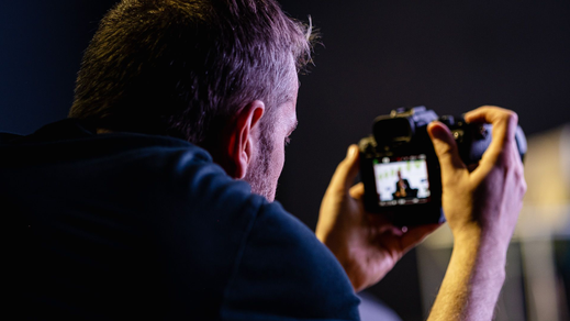 Cameraman filmant une conférence lors d’un événement d’entreprise