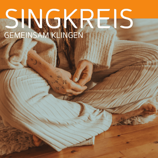 Plakat ‚Singkreis – Gemeinsam Klingen‘ mit sitzender Person in heller Kleidung, Fokus auf Hände mit Tattoos, meditative Atmosphäre