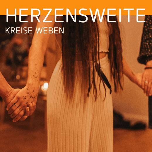 Plakat ‚Herzensweite – Kreise weben‘. Aufnahme von Menschen, die sich an den Händen halten. Fokus auf eine Person in heller Kleidung mit langen Haaren und bemalter Hand mit Symbolen wie Sonne und Mond. Warme, einladende Atmosphäre.