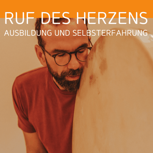 Mit geschlossenen Augen und geöffnetem Herzen besingt ein Mann die Trommel