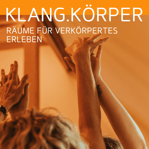 Plakat ‚Klang.Körper – Räume für verkörpertes Erleben‘ mit erhobenen Armen mehrerer Menschen in warmer Atmosphäre