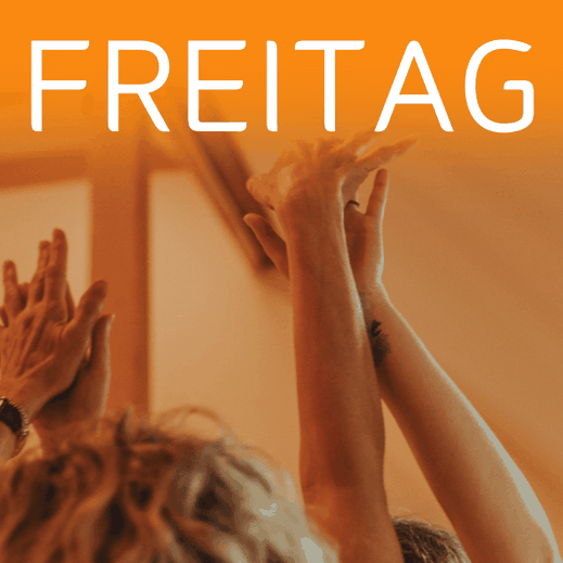 Mehrere Menschen heben ihre Arme in die Luft in heller Umgebung, Schriftzug ‚Freitag