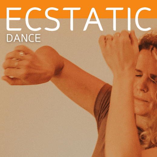 Plakat ‚Ecstatic Dance‘ mit Frau, die mit geschlossenen Augen und erhobenen Armen frei tanzt; warme, sanfte Farbgestaltung vermittelt Leichtigkeit und Präsenz
