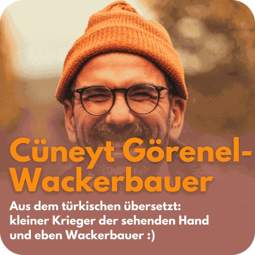 Porträt eines lachenden Mannes mit Bart und Brille, Text: CÜNEYT – Kleiner Krieger der sehenden Hand