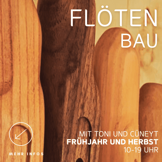 Plakat ‚Flötenbau‘ mit Detailaufnahme mehrerer Holzflöten, Workshop mit Toni und Cüneyt im Frühjahr und Herbst