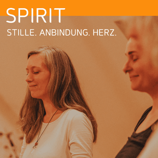 „Plakat ‚SPIRIT – Stille. Anbindung. Herz.‘ mit zwei lächelnden Frauen in sanfter, meditativer Atmosphäre; warme Farben unterstreichen Ruhe, Verbindung und Herzensqualität