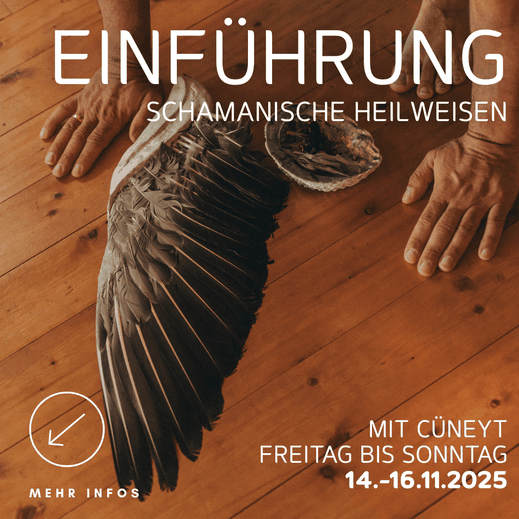 Plakat ‚Einführung schamanische Heilweisen‘ mit Händen, Federflügel und Räucherschale auf Holzboden, Termin 14.–16.11.2025