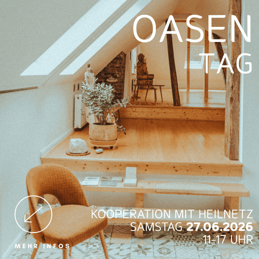 Plakat ‚Oasentag‘ mit Foto eines gemütlichen Meditationsraums unter dem Dach mit Holzfußboden, Pflanzen und Statuen. Text: ‚Kooperation mit Heilnetz,