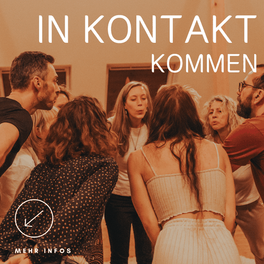 Gruppe von Menschen steht eng beisammen in einem Kreis mit der Aufschrift ‚In Kontakt kommen‘