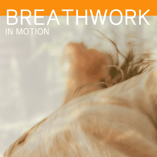Plakat ‚Breathwork in Motion‘. Verschwommenes, dynamisches Foto einer sich bewegenden Person, die den Kopf nach hinten neigt und Haare nach hinten fallen lässt. Sanfte, fließende Bewegungsenergie im Bild.