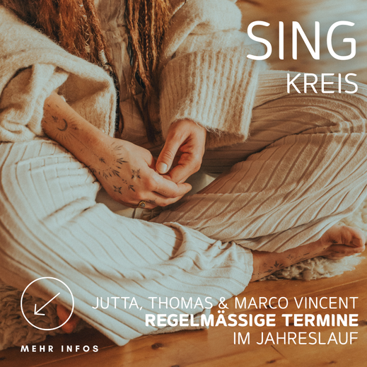 Plakat ‚Singkreis‘ mit sitzender Person in heller Kleidung, tätowierten Händen und verschränkten Fingern, Workshop mit Jutta und Thomas