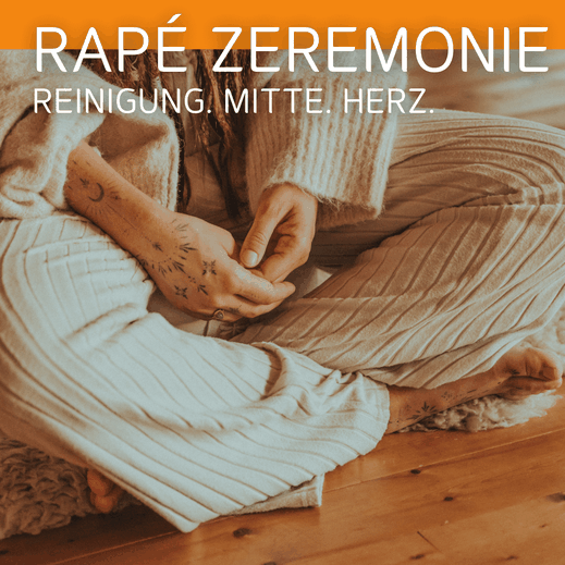 Plakat ‚Rapé Zeremonie. Reinigung. Mitte. Herz . Foto einer Person, die entspannt im Schneidersitz sitzt. Ruhige, meditative Atmosphäre.