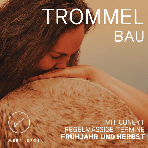 Plakat ‚Trommelbau‘ mit Frau, die eine große Trommel liebevoll umarmt, regelmäßige Termine im Frühjahr und Herbst mit Cüneyt