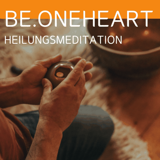 Plakat ‚Be.OneHeart – Heilungsmeditation‘ mit Foto von Händen, die ein kleines Musikinstrument halten, daneben eine Klangschale auf Fellteppich. Orange Überschrift, warme Atmosphäre