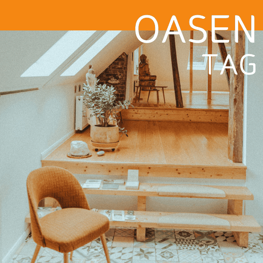 Plakat ‚Oasen Tag‘. Heller, gemütlicher Raum mit Holzfußboden, Pflanzen und Meditationsobjekten. Ein orangefarbener Stuhl und eine Treppe führen zu einer erhöhten Ebene, wo Figuren und eine Buddha-Statue stehen. Oben in der Ecke steht der Titel ‚OASEN TAG