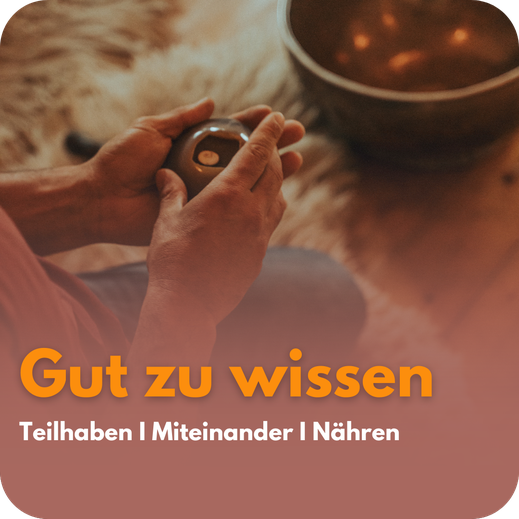 Person hält kleine Klangschale in den Händen, daneben größere Schale auf Fellteppich, Schriftzug ‚Gut zu wissen‘