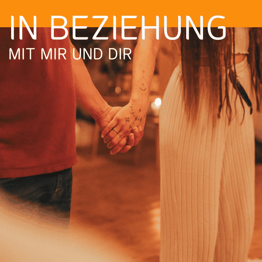 Zwei Menschen halten sich an den Händen in einem warm beleuchteten Raum; darüber steht der Text „In Beziehung – mit mir und dir“