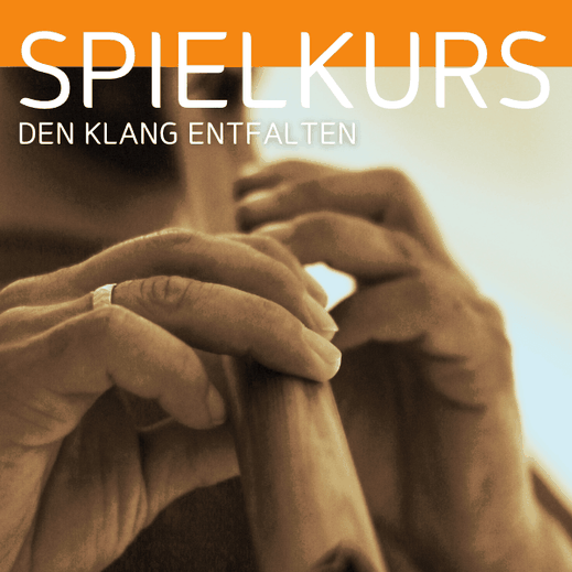 Plakat ‚Spielkurs – Den Klang entfalten‘ mit Nahaufnahme von Händen, die eine Holzflöte spielen