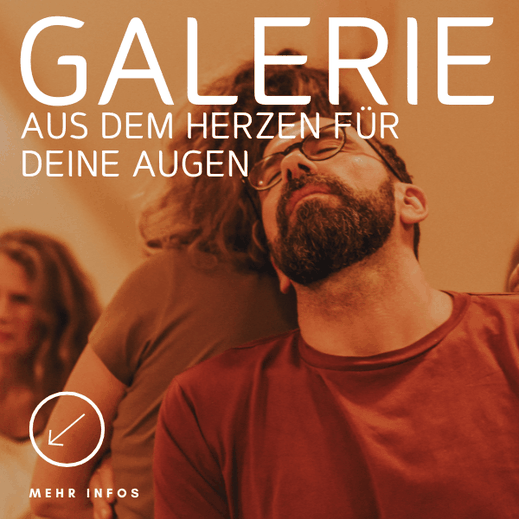 Ein Mann mit Brille und Bart lehnt sich an eine Frau – symbolischer Einstieg zur Galerie mit Momentaufnahmen von Verbindung und Begegnung.