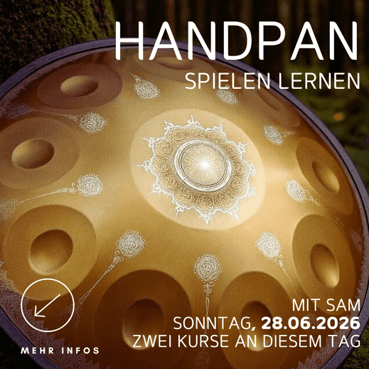 Goldene Handpan mit mandalaartigem Muster in der Mitte. Text: Handpan spielen lernen. Darunter: Mit Sam, Sonntag 28.06.2026, Zwei Kurse an diesem Tag. Links unten ein Pfeil-Symbol mit der Aufschrift Mehr Infos