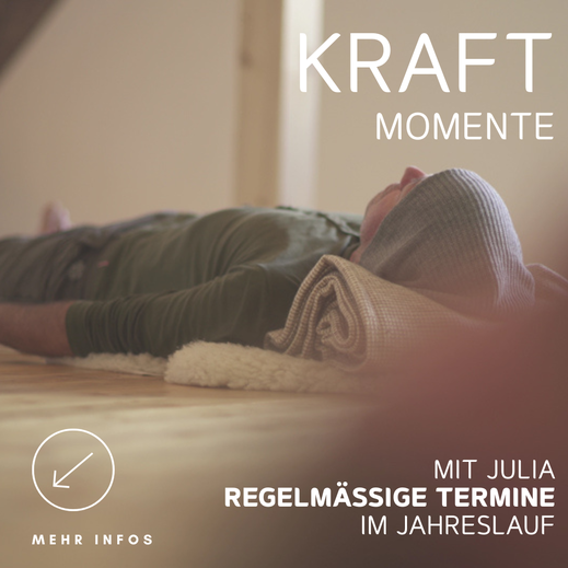 Plakat ‚Kraftmomente‘ mit Foto einer liegenden Person auf dem Rücken, eine Decke gefaltet unter dem Kopf, eine weitere über das Gesicht gelegt. Sanfte, ruhige Stimmung mit warmem Licht. Text: ‚Mit Julia