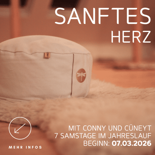 Plakat ‚Sanftes Herz‘ mit weißem Meditationskissen auf Teppich. Text kündigt Kurs mit Conny und Cüneyt an, Start am 7. März 2026, sieben Samstage im Jahreslauf.