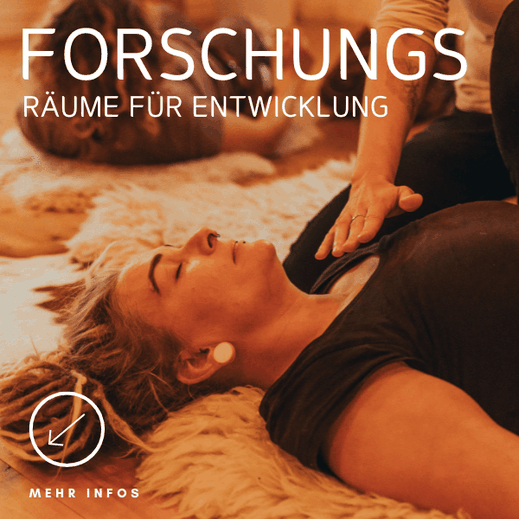 Frau liegt entspannt auf einem Fellteppich, eine Hand ruht sanft auf ihrem Brustkorb – Forschungsraum für Körperarbeit und innere Entwicklung bei Die Liebelle