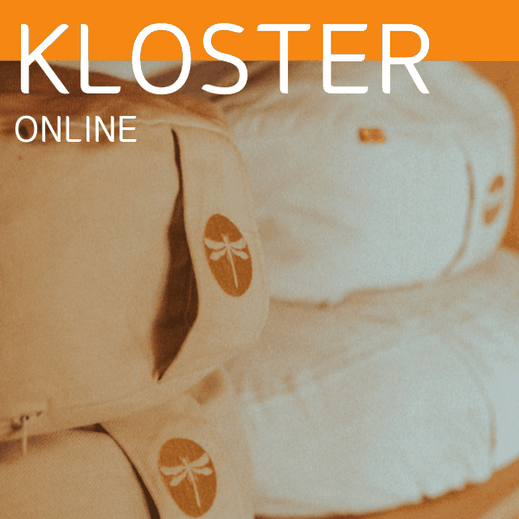 Plakat ‚Kloster Online‘ mit Aufnahme von weißen Meditationskissen, verziert mit Libellen-Symbol. Text kündigt Online-Angebot an.