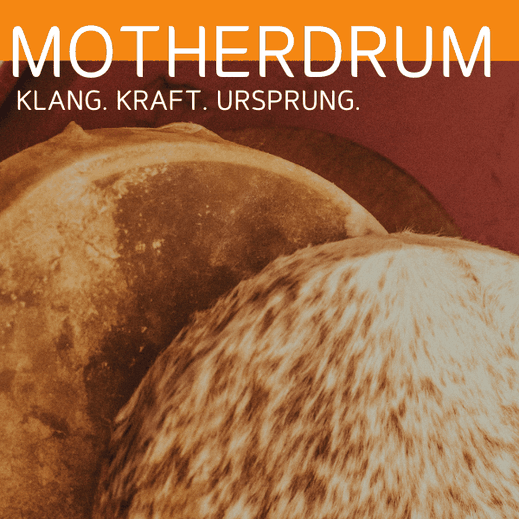 Plakat ‚Motherdrum – Klang, Kraft, Ursprung‘ mit Detailaufnahme großer Trommeln in Felloptik