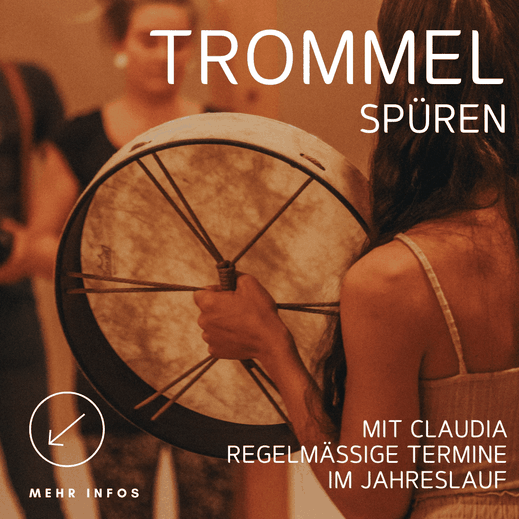 Plakat ‚Trommel spüren‘ mit Frau in heller Kleidung, die eine große Rahmentrommel hält, Event mit Claudia