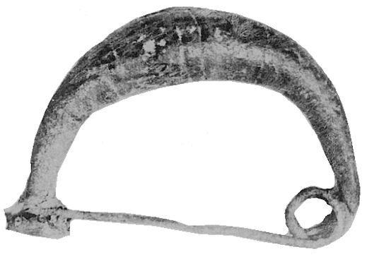 Fig. 435. Fibula whose center is deco-rated with a series of ring-shaped notch-es, made by casting. Iron Age Period II (950 - 750 BC) Italy (Rome & Lazio).