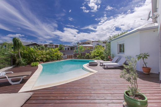 piscine avec plage immergée de la chambre d'hote Araucaria