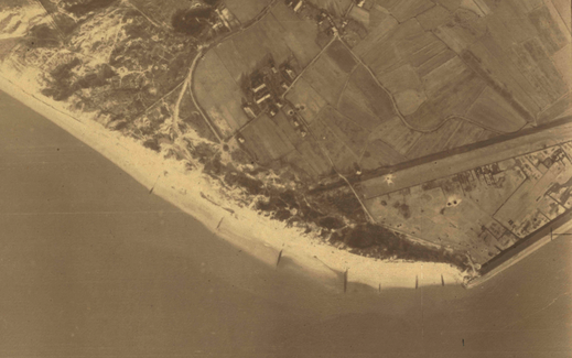 Luchtfoto met bunkers, let vooral op het treintraject wat gemaakt is vanuit bocht bij Toledo's Pad dwars door het duin naar de duintop bij de trap.