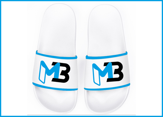 Weiße Badeschlappen mit Logo auf der Lasche